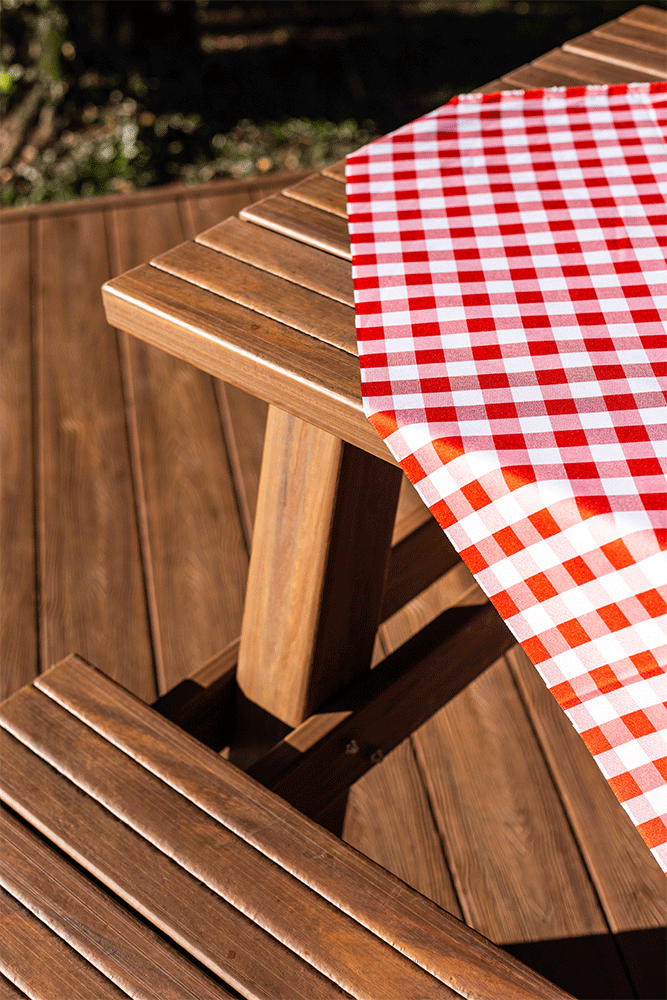 Detalhe Mesa em Madeira Plástica 