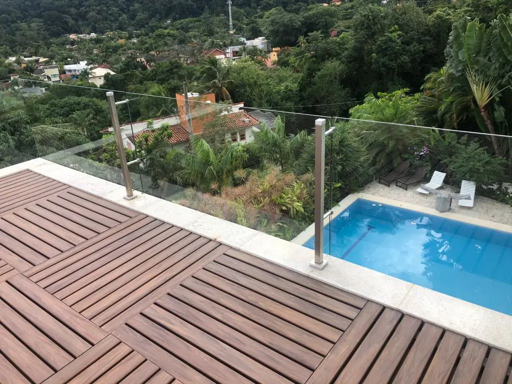 DECK MODULAR EM MADEIRA PLASTICA 86 X 86 ILUSTRAÇÃO