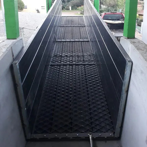 Carregadores para Suinos em Madeira Plastica.jpg