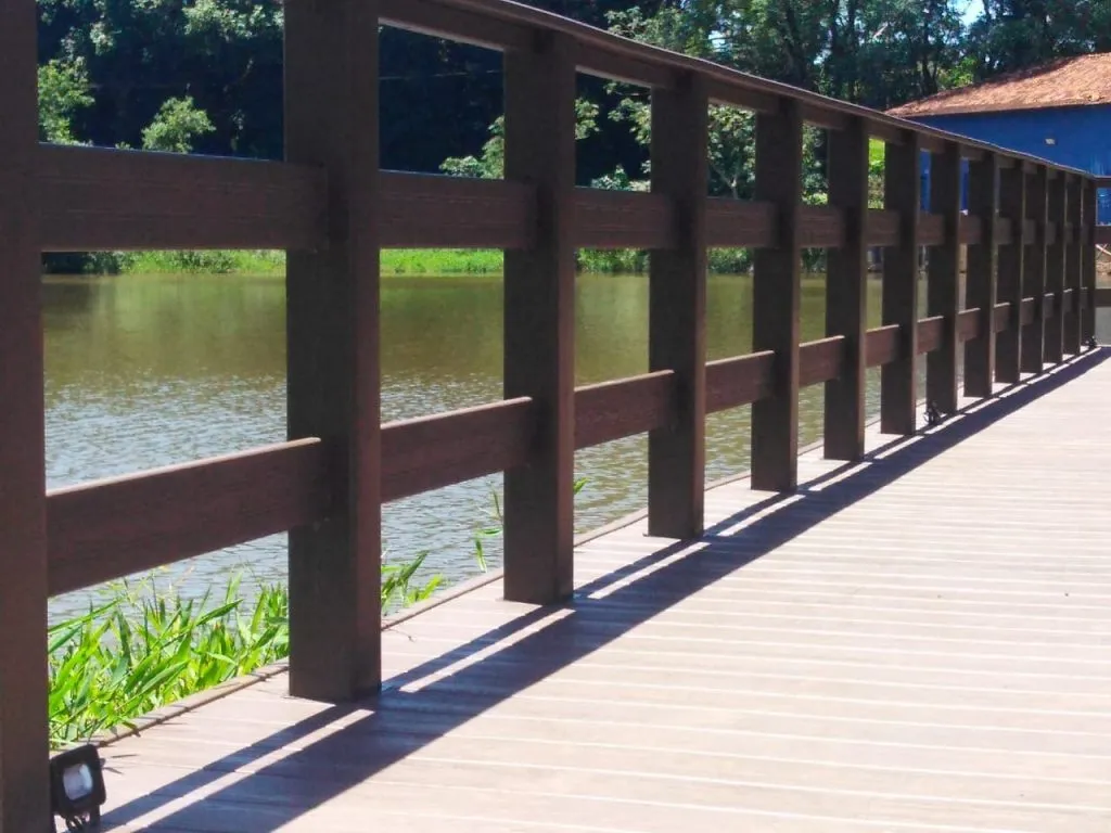 Ponte em Madeira Plástica 