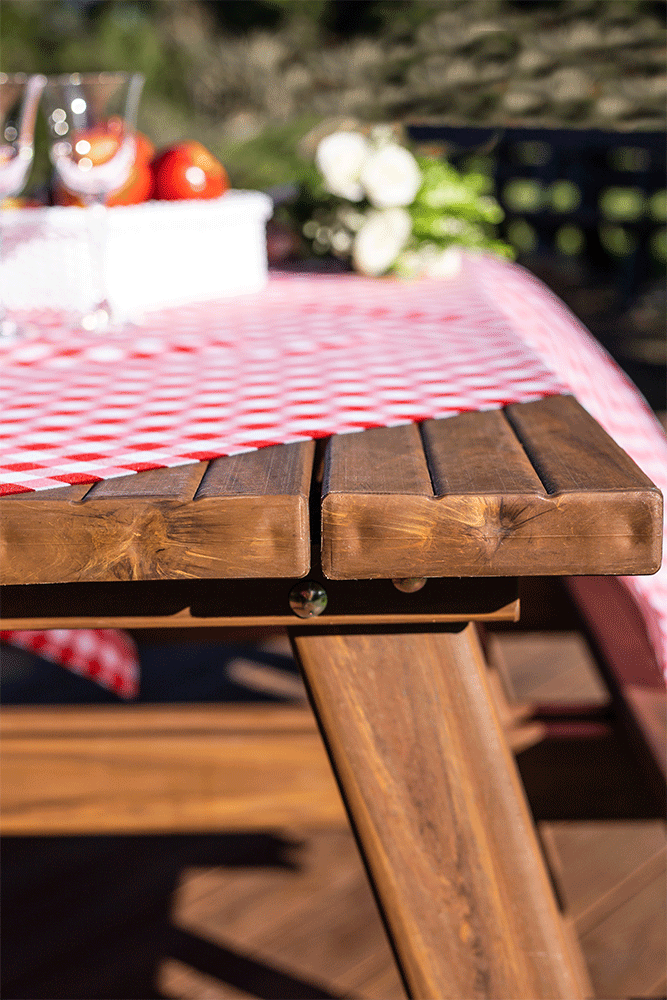 Detalhe Mesa em Madeira Plástica 