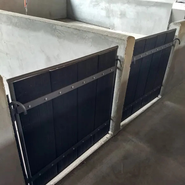 Portão em Madeira Plastica para Suinocultura2.jpg