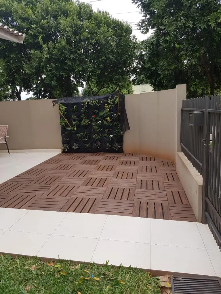 DECK MODULAR EM MADEIRA PLASTICA 43 X 43 ILUSTRAÇÃO