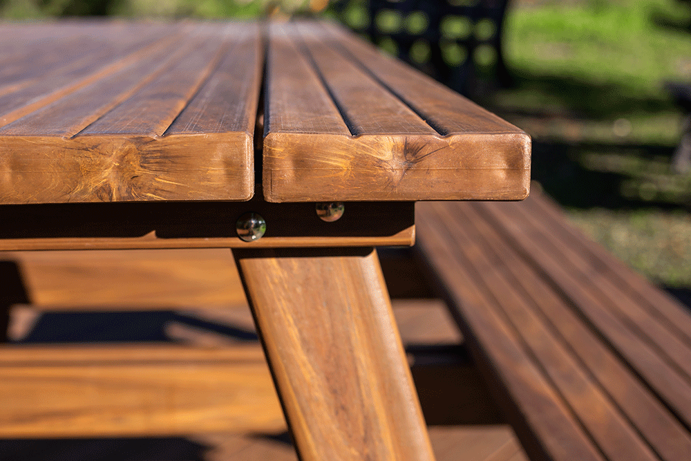 Detalhe Mesa em Madeira Plástica 