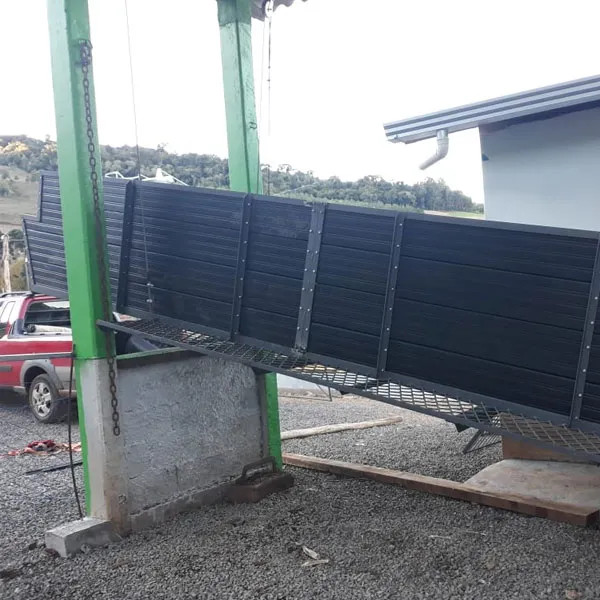 Carregador para Suinos em Madeira Plastica Lateral.jpg