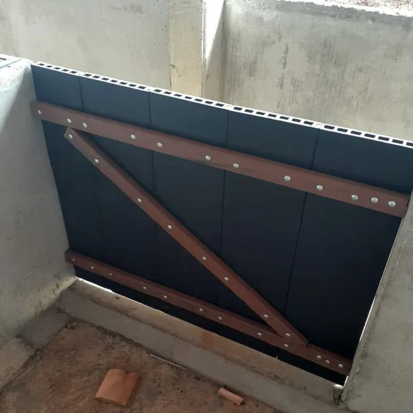 Portão em Madeira Plastica para Suinocultura.jpg