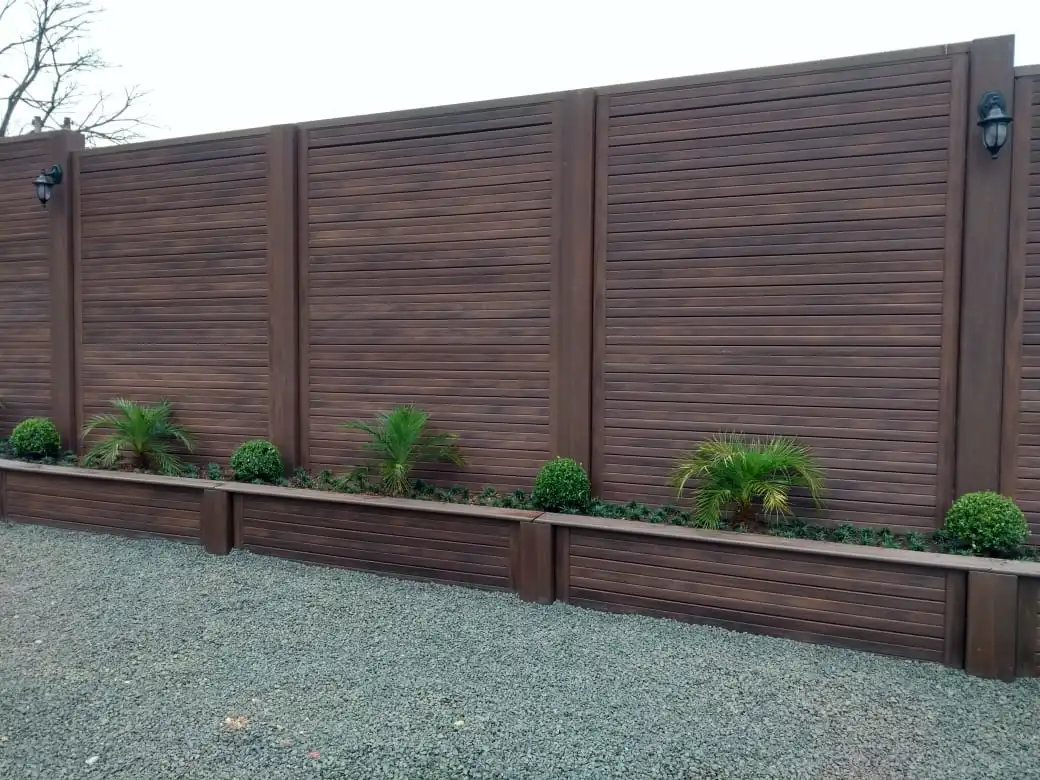 Muro em Madeira Plástica 